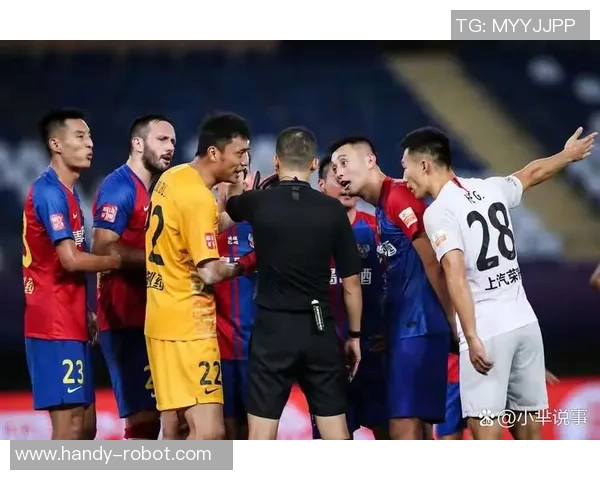 足球之裁判：公正与争议交织的绿茵场上无形守护者